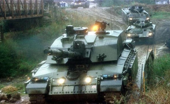 Entsendung britischer Soldaten und Panzer an russische Grenze