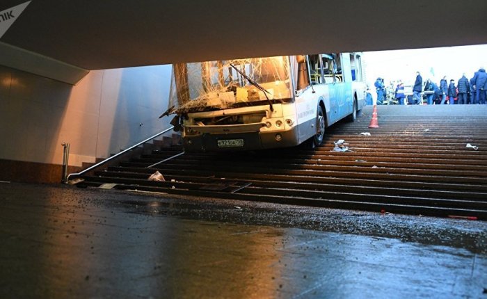 Moskau: Bus fährt in Menschenmenge und danach in einen Fußgängertunnel – 5 Tote und 15 Verletzte